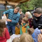 Bodenbotschafter Franz Knittelfelder vermittelt kindgerecht Wissen über das Leben des Regenwurms